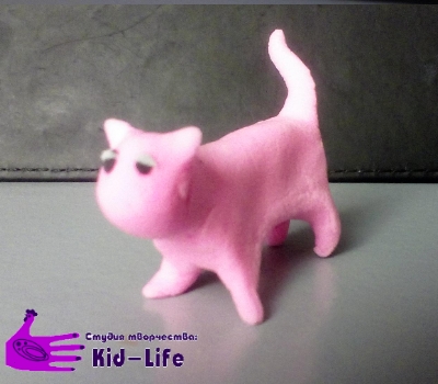 розовый кот из пластилина